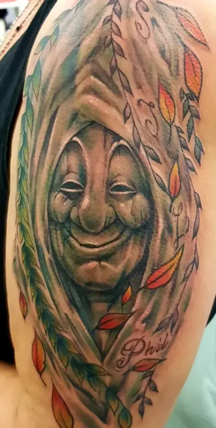 Narrenmaske mit Blättern Farbtattoo - Tattoostudio Spirit of 666 Oberhausen