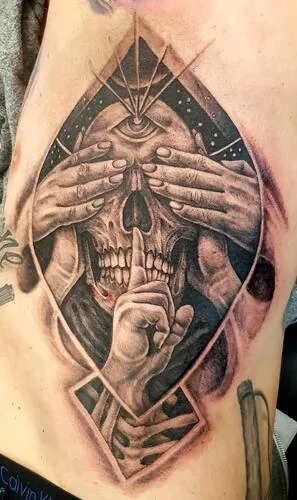 Totenkopf mit Händen Blackwork Tattoo - Tattoostudio Oberhausen