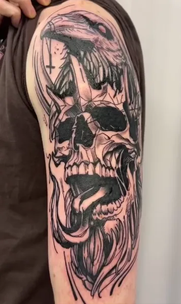 Totenkopf mit Rabe Blackwork Tattoo - Spirit of 666 Oberhausen