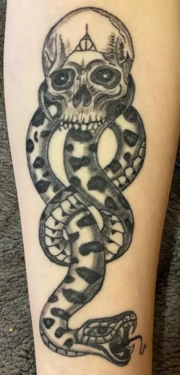 Totenkopf mit Schlange Blackwork Tattoo - Spirit of 666 Oberhausen