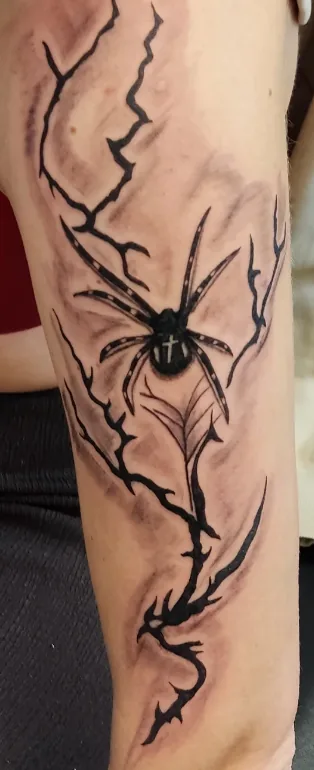 Spinne Blackwork Tattoo - Tattoostudio Spirit of 666 Oberhausen