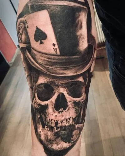Totenkopf mit Zylinder und Ass-Karte Tattoo - Spirit of 666 Oberhausen